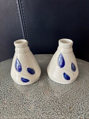 Vintage  Williamsburg Pottery set of 2 bud vases